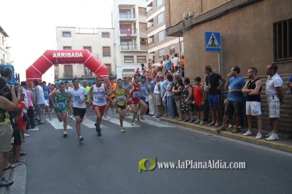 Mas de 350 participantes de todas las edades corrieron la XXIII Volta Popular a Peu a pesar del fuerte calor.