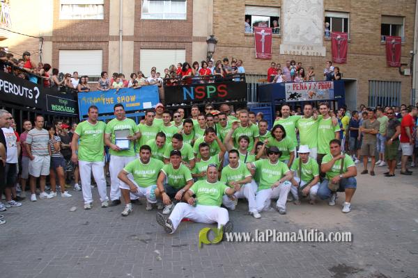 Divertido show de la Penya Platanera y homenaje a su presidente Sergio Saborit