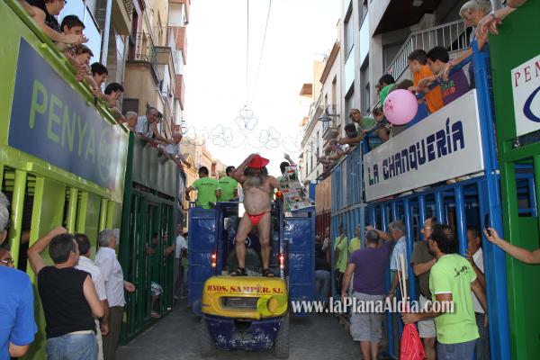 Divertido show de la Penya Platanera y homenaje a su presidente Sergio Saborit