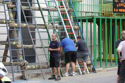 Instalan las escaleras en la zona del recinto taurino en El Pla