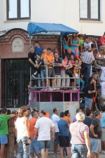 Dos aficionados se recuperan de sendas cogidas propinadas por el primer toro de la tarde