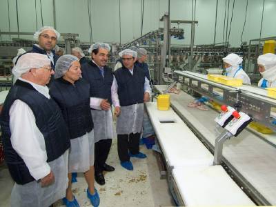 Maritina Hernndez visita la empresa avcola de la localidad, Productos Florida