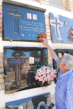 Roban marcos de oro y fotografías del cementerio municipal.