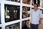 Roban marcos de oro y fotografías del cementerio municipal.