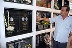 Roban marcos de oro y fotografías del cementerio municipal.