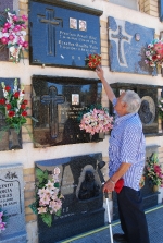 Roban marcos de oro y fotografías del cementerio municipal.