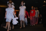 Desfile de moda organizado por la falla Barri d\'Onda