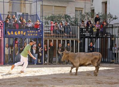 Un toro cornea a un joven de Onda en el muslo