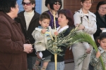 Los devotos acuden a celebrar el Domingo de Ramos