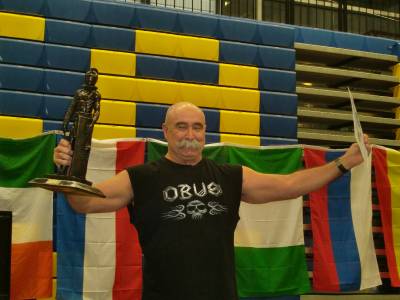 Juan Molés consigue el campeonato y record del mundo en Press de Banca