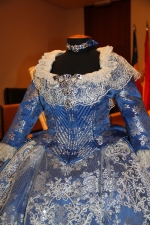 Las reinas falleras de 2011 reciben su segunda indumentaria oficial.
