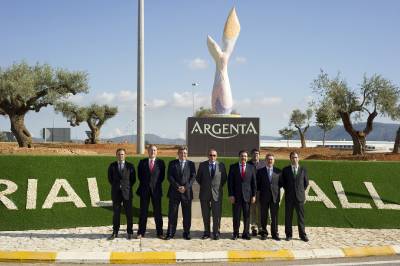 Argenta dona una escultura para una rotonda de la red de carreteras provincial