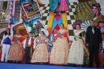 La vuelta oficial a las fallas y el nombramiento de falleras de honor centran los actos del día.