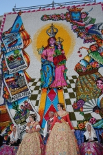 La vuelta oficial a las fallas y el nombramiento de falleras de honor centran los actos del día.