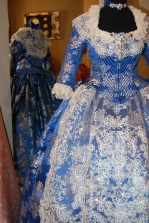 Isabel y Carlota muestran los vestidos de su reinado.