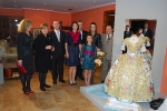 Isabel y Carlota muestran los vestidos de su reinado.