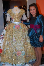 Isabel y Carlota muestran los vestidos de su reinado.