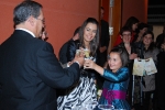 Isabel y Carlota muestran los vestidos de su reinado.