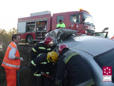 El choque entre un camión y un coche se salda con cuatro heridos
