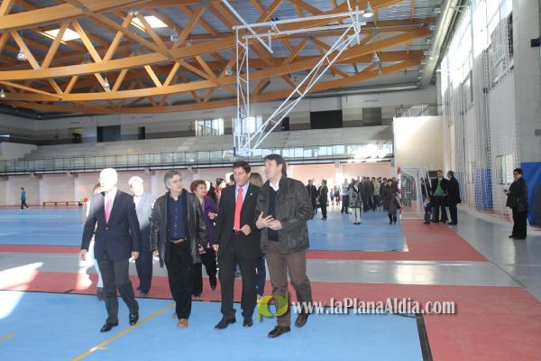 Cientos de personas junto a las autoridades inauguraron el nuevo pabellón polifuncional de 4 millones de euros.