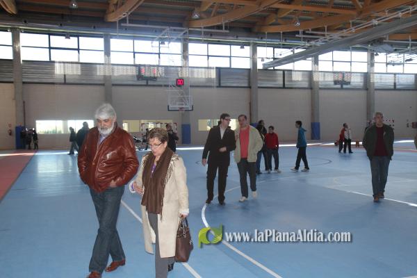 Cientos de personas junto a las autoridades inauguraron el nuevo pabellón polifuncional de 4 millones de euros.