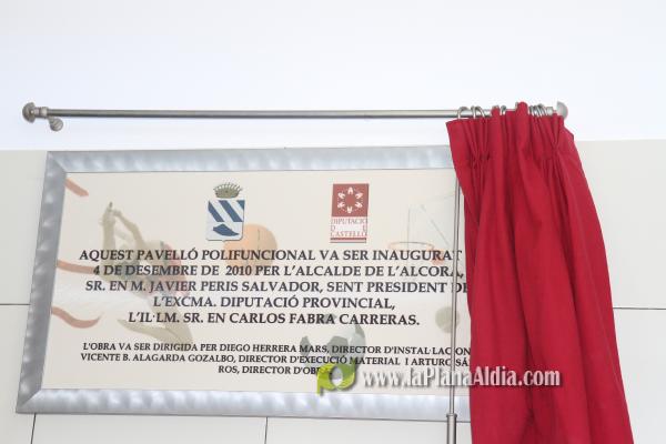 Cientos de personas junto a las autoridades inauguraron el nuevo pabellón polifuncional de 4 millones de euros.
