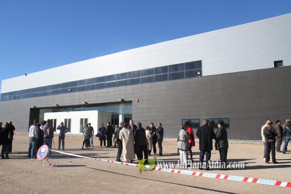 Cientos de personas junto a las autoridades inauguraron el nuevo pabellón polifuncional de 4 millones de euros.