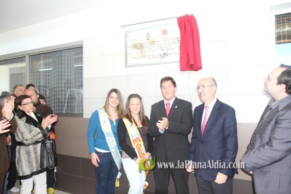 Cientos de personas junto a las autoridades inauguraron el nuevo pabellón polifuncional de 4 millones de euros.