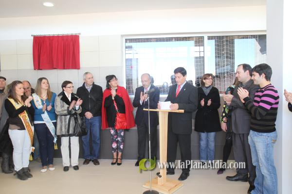 Cientos de personas junto a las autoridades inauguraron el nuevo pabellón polifuncional de 4 millones de euros.