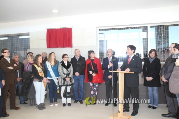 Cientos de personas junto a las autoridades inauguraron el nuevo pabellón polifuncional de 4 millones de euros.
