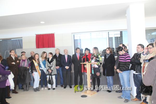 Cientos de personas junto a las autoridades inauguraron el nuevo pabellón polifuncional de 4 millones de euros.