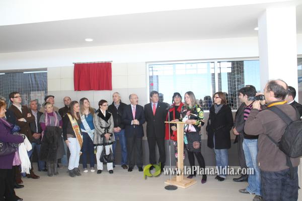 Cientos de personas junto a las autoridades inauguraron el nuevo pabellón polifuncional de 4 millones de euros.