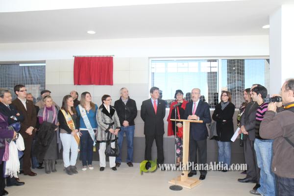 Cientos de personas junto a las autoridades inauguraron el nuevo pabellón polifuncional de 4 millones de euros.