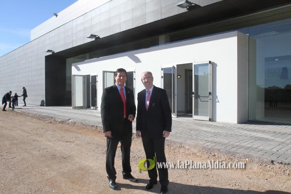 Cientos de personas junto a las autoridades inauguraron el nuevo pabellón polifuncional de 4 millones de euros.
