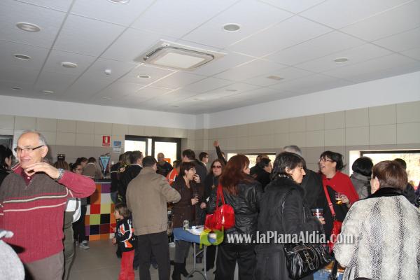 Cientos de personas junto a las autoridades inauguraron el nuevo pabellón polifuncional de 4 millones de euros.