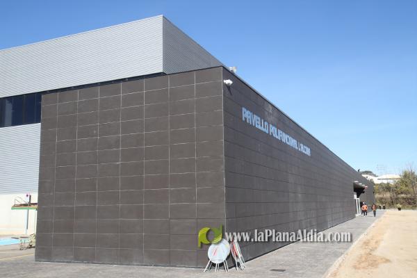 Cientos de personas junto a las autoridades inauguraron el nuevo pabellón polifuncional de 4 millones de euros.