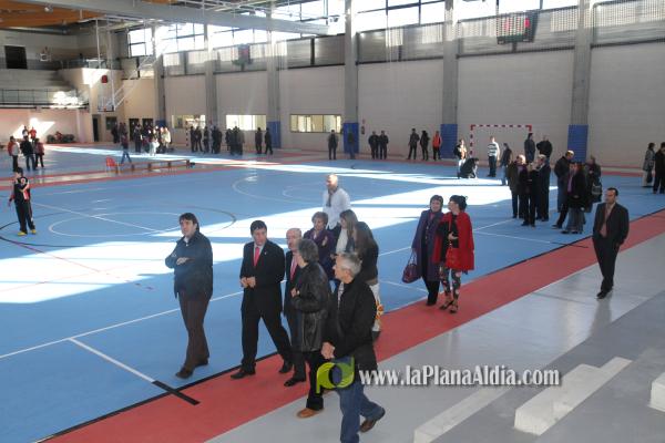 Cientos de personas junto a las autoridades inauguraron el nuevo pabellón polifuncional de 4 millones de euros.