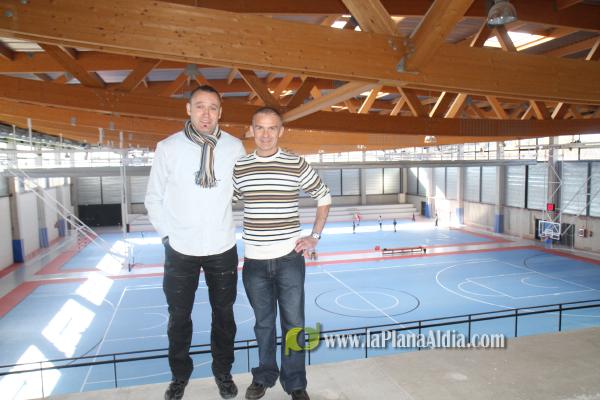 Cientos de personas junto a las autoridades inauguraron el nuevo pabellón polifuncional de 4 millones de euros.