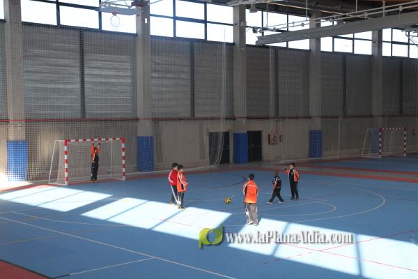 Cientos de personas junto a las autoridades inauguraron el nuevo pabellón polifuncional de 4 millones de euros.