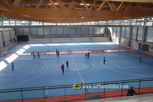 Cientos de personas junto a las autoridades inauguraron el nuevo pabellón polifuncional de 4 millones de euros.