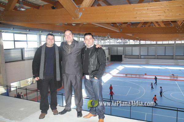 Cientos de personas junto a las autoridades inauguraron el nuevo pabellón polifuncional de 4 millones de euros.