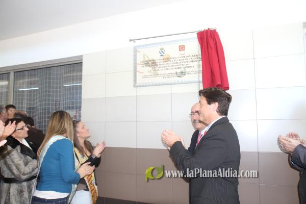 Cientos de personas junto a las autoridades inauguraron el nuevo pabellón polifuncional de 4 millones de euros.