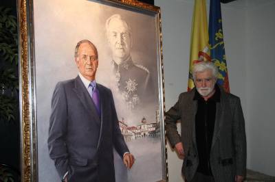 Traver Calzada realiza un retrato del Rey para el nuevo edificio del Ayuntamiento y expone en la Biblioteca