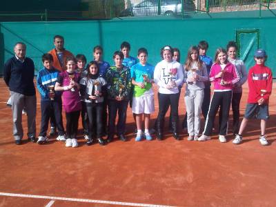 Más de 100 niños participan en el I Trofeo de Reyes de tenis en La Vall