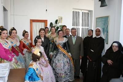 La Vall: La comisin de fiestas de la Sant Vicent Ferrer Visitan las Monjas  del convento de la Divina Provinencia.
