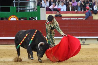 Jonathan Barea se queda sin trofeos en la novillada fuera de abono de la Feria de la Magdalena