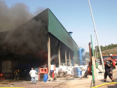 Arde una empresa de reciclado en Ribesalbes