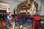 Los burrianenses cumplen con el rito de pasar por debajo del Santo Sepulcro.