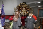 Los burrianenses cumplen con el rito de pasar por debajo del Santo Sepulcro.