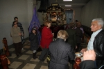 Los burrianenses cumplen con el rito de pasar por debajo del Santo Sepulcro.